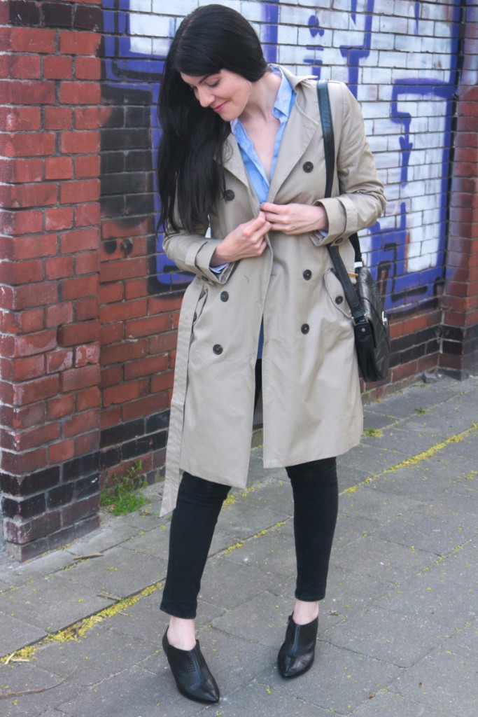 Kiomi trenchcoat and shirt with joop shoulder bag and högl ankle boots