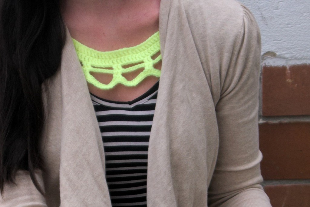 Crochet Necklace | Esprit Casual Outfit