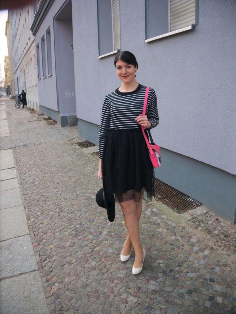 brunette_wearing_striped_pinup_dress_with_tulle_skirt_and_cute_pink_fox_bag_in_Berlin_street