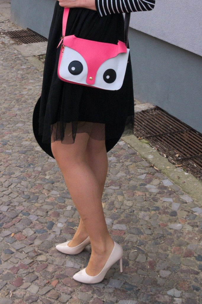 brunette_wearing_striped_pinup_dress_with_tulle_skirt_and_cute_pink_fox_bag_in_Berlin_street