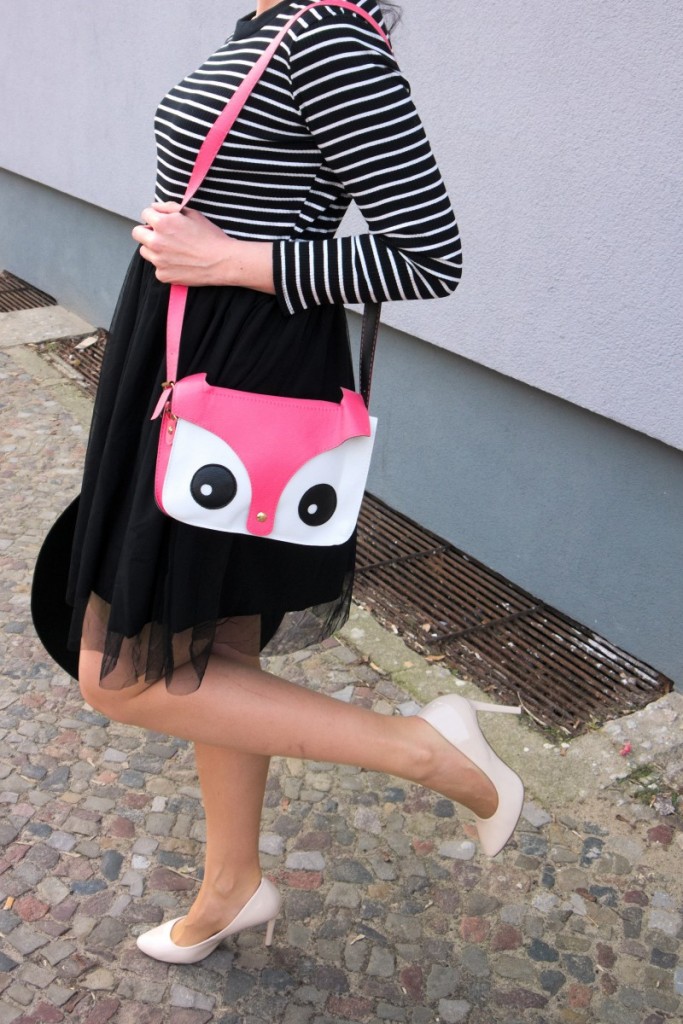 striped_pinup_dress_with_tulle_skirt_and_cute_pink_fox_bag_and _cream_heels_in_Berlin_street