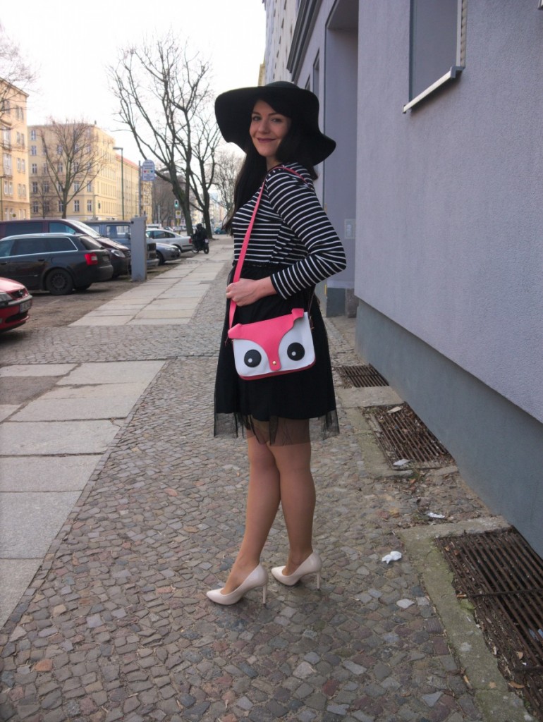 brunette_wearing_striped_pinup_dress_with_tulle_skirt_and_cute_pink_fox_bag_in_Berlin_street