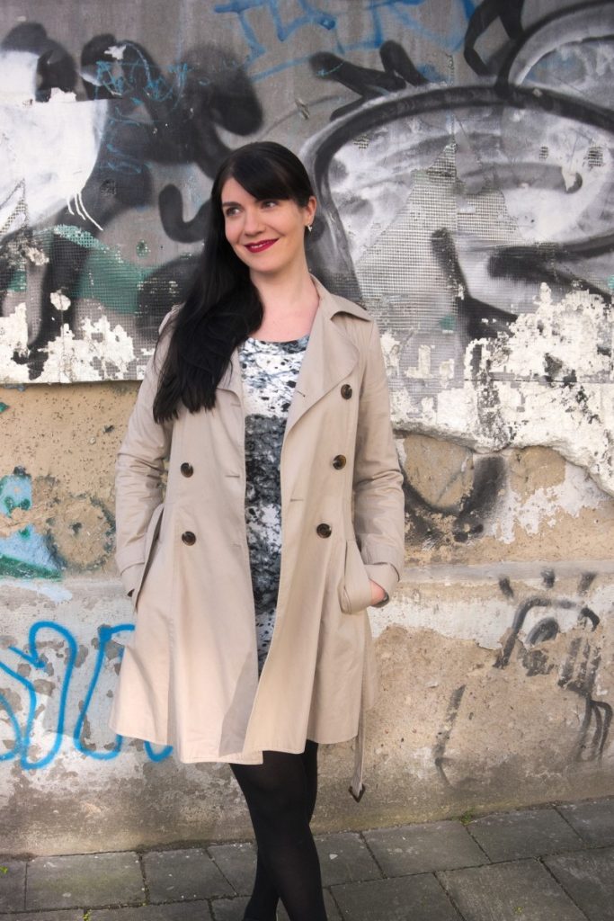 Trenchcoat, sneakers and streetart