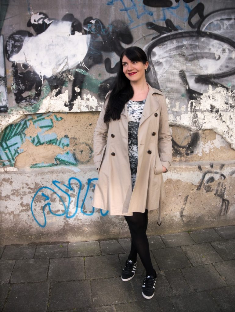 Trenchcoat, sneakers and streetart