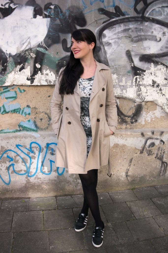 Trenchcoat, sneakers and streetart