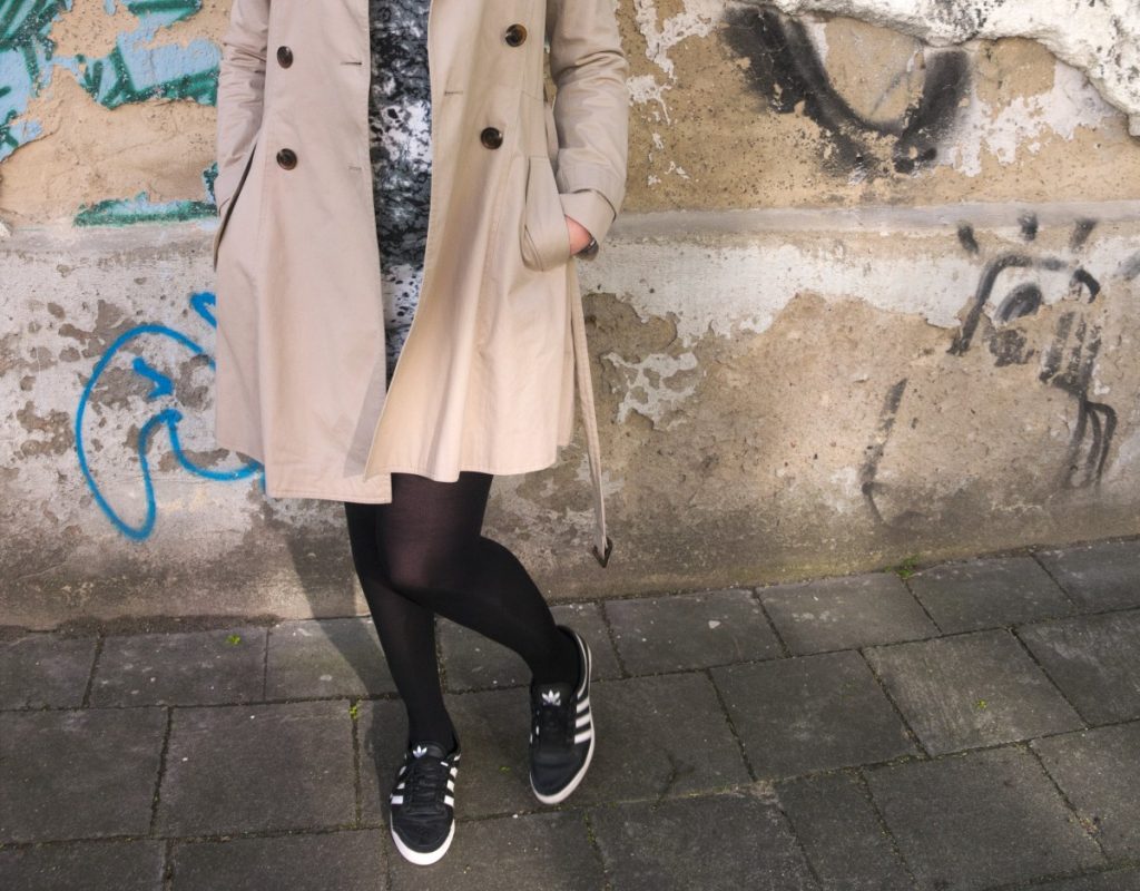 Trenchcoat, sneakers and streetart