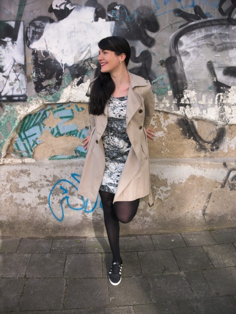 Trenchcoat, sneakers and streetart