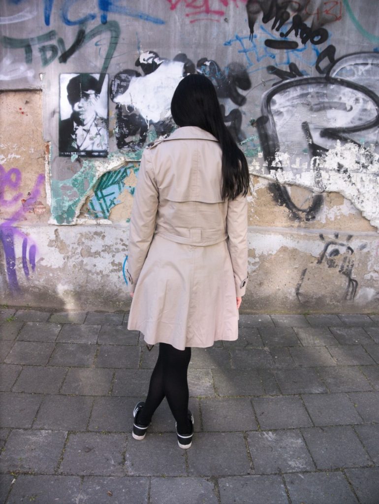 Trenchcoat, sneakers and streetart