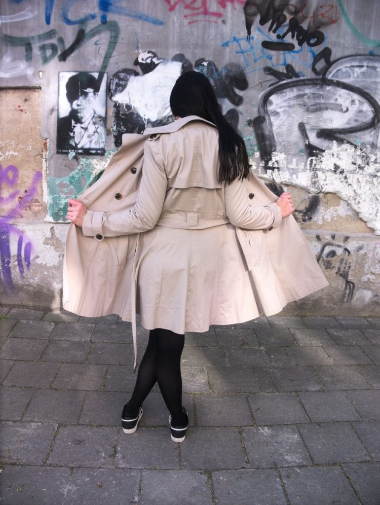 Trenchcoat, sneakers and streetart