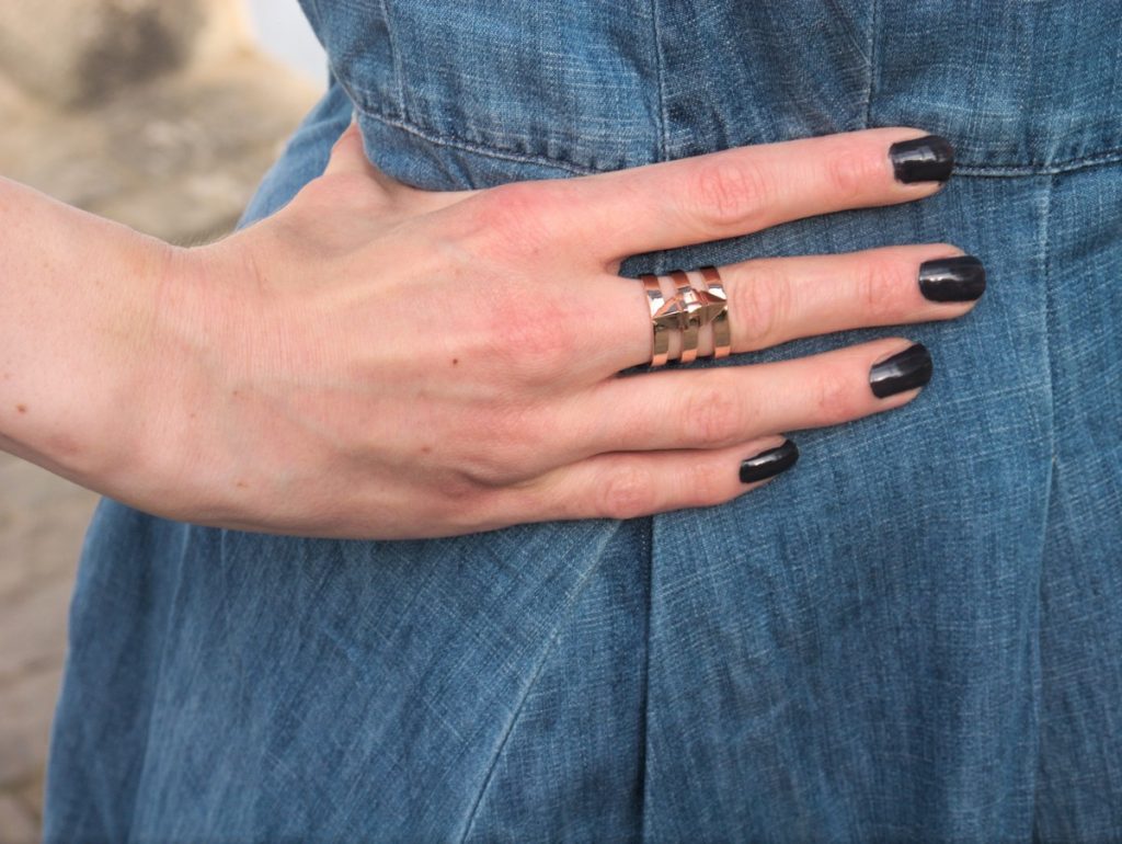 rose gold ring Edge of Ember and nailpolish Essie bobbing for baubles