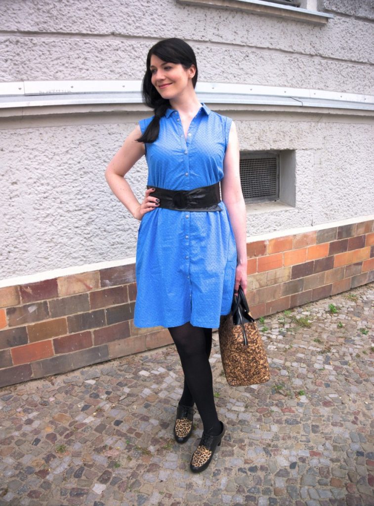 broderie anglaise dress and cork bag