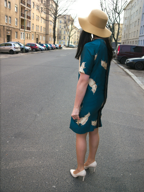 vintage teal feather dress and camel hat