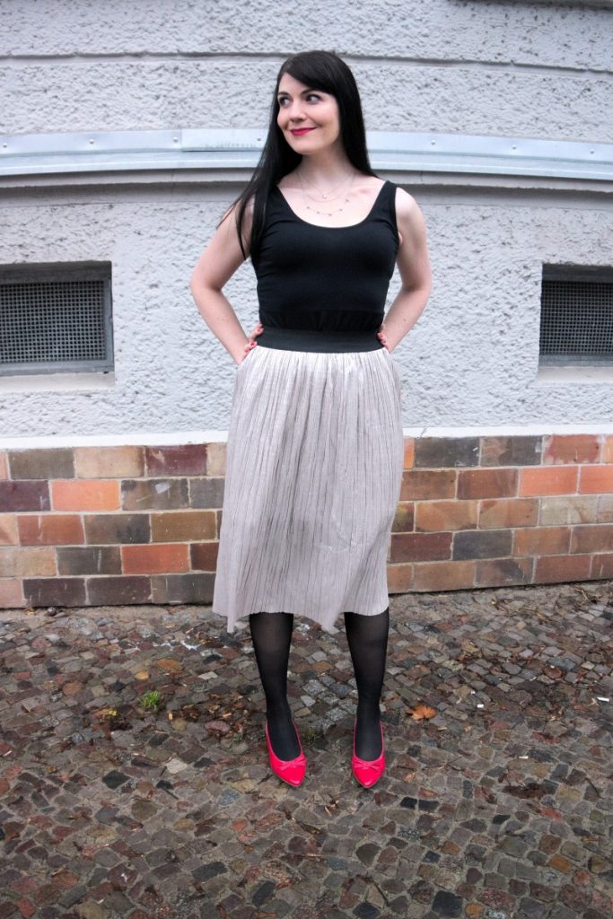 metallic pleated skirt and red kitten heels outfit