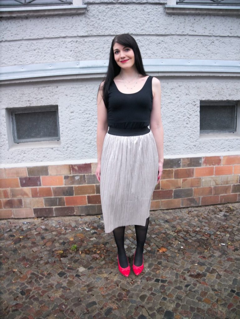 metallic pleated skirt and red kitten heels outfit