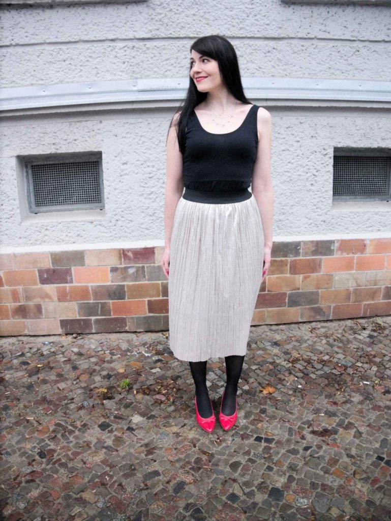 metallic pleated skirt and red kitten heels outfit