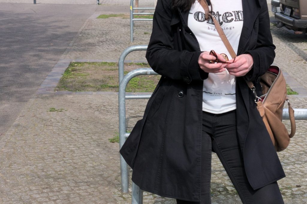 Spring Outfit with Trench, Slogan Tee and Liebeskind Bag